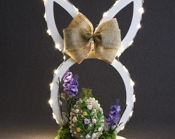 Centro de mesa con orejas de conejo de Pascua iluminadas, decoración floral envuelta en yute con perlas, decoración de mesa primaveral de 35 cm, hecho a mano en Ucrania.