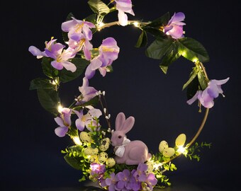 Centro de mesa con luces de conejito de Pascua, corona floral de metal, decoración de mesa con flores moradas, conejo de Pascua iluminado, adorno primaveral moderno