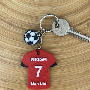 Llavero de camiseta de fútbol personalizado: nombre, número y colores del equipo personalizados. ¡Totalmente personalizable!