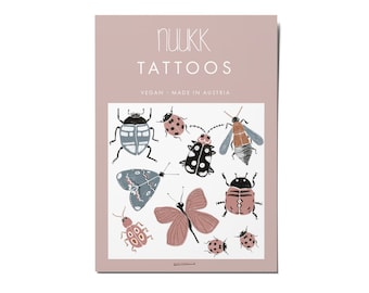 Può includere: Un foglio di tatuaggi temporanei con una varietà di insetti colorati, tra cui coccinelle, farfalle e scarabei. Il foglio è rosa e ha il testo "nuukk TATTOOS" e "VEGAN - MADE IN AUSTRIA" stampato su di esso.
