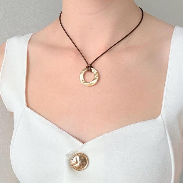 Złoty naszyjnik z wisiorkiem, regulowany sznurek, choker z zawieszką Y2K, nieregularny owalny wisiorek, minimalistyczny złoty medalion, biżuteria boho hipisowska z lat 90.