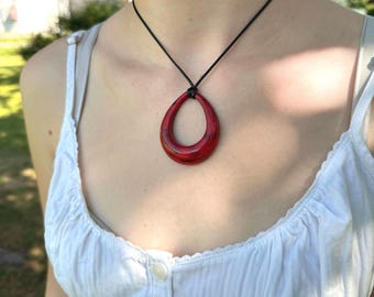 Jaren 90 rode hars hanger ketting, Y2K-hanger, verstelbaar koord ketting, boho-stijl sieraden, hippie ketting, hars hanger choker, boho