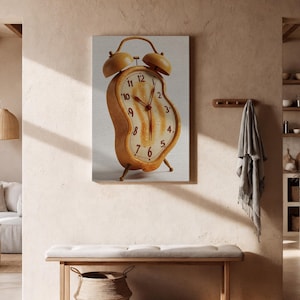 Puede incluir: Impresión en lienzo de un despertador derritiéndose. El reloj tiene una combinación de colores amarillo-naranja con una esfera distorsionada y un diseño de campana clásico. Las manecillas del reloj señalan las 10:09. La obra de arte se exhibe en una pared.