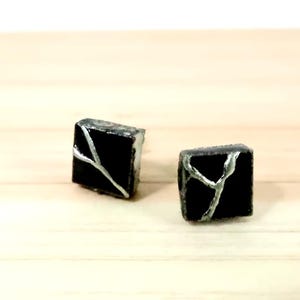Kintsugi-Piercing-Ohrring mit silberner Linie – schmücke deine Ohren elegant. Für meine Schwester, die heiratet. Für eine gute Freundin.