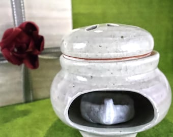 Grazioso bruciatore di incenso in ceramica, prodotto in Giappone. Un regalo per la Festa della Mamma da una figlia alla sua mamma sola. Un porta incenso, perfetto per una sorella cara che si sposa, o come lampada aromatica per i genitori. Un'elegante aggiunta a una mensola del soggiorno, a una camera da letto rilassante, come portacandele o come supporto per palo santo/incenso per un piacevole tavolo da pranzo o ingresso.