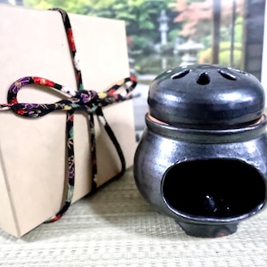 Precioso quemador de incienso, porta incienso, vela o lámpara aromática de fabricación japonesa. Un regalo perfecto para el Día de la Madre, de hija a madre, para una hermana que se casa, para los padres, para colocar en una estantería del salón, junto a la cama en el dormitorio, en la mesa del comedor o para dar la bienvenida a los invitados con un aroma agradable.