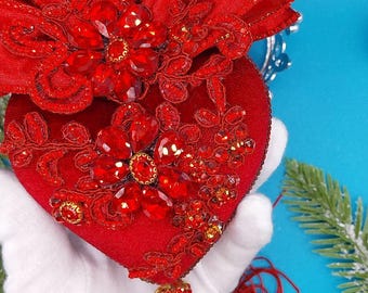 Adorno navideño de corazón de terciopelo rojo de lujo, hecho a mano, con encaje, cristales y borlas.