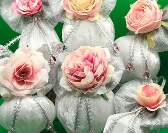 Julgransprydnadsset med blommig lykta: Vit sammet, silverrosetter, strass