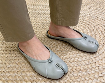 Mules Tabi de cuero hechos a mano, planos de piel de oveja con puntera dividida, sandalias suaves de estilo japonés, sandalias minimalistas sin cordones para mujer, sandalias de verano vanguardistas.