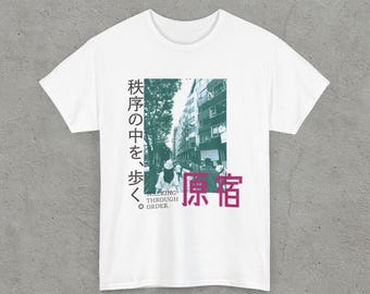 Koszulka z japońską typografią i sceną uliczną Harajuku | Poetycki streetwear