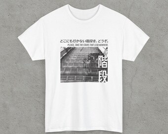 Koszulka „Proszę iść schodami, które nigdzie nie prowadzą”, koszulka z japońską typografią, fotografia miejska w Tokio, minimalistyczny streetwear, projekt graficzny