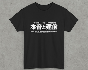 Koszulka z napisem Honne to Tatemae, typografia, japoński streetwear, minimalistyczny czarny nadruk