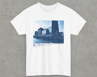 Koszulka z nadrukiem Tokyo Station Photo, japońska koszulka z fotografią miejską, grafika z typografią kanji, minimalistyczny streetwear od AbiruTokyo