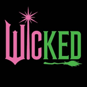 Può includere: Un design grafico su sfondo nero che presenta la parola Wicked in caratteri stilizzati. La lettera W è rosa con una stella rosa sopra, mentre le lettere I, C, K, E e D sono verdi. Una scopa verde è posizionata sotto il testo.