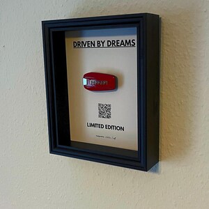 Ferrari-Schlüsseldekoration | Driven by Dreams | High-End Luxury Automotive Display | Ferrari Key Frame | with real QR code to vehicle