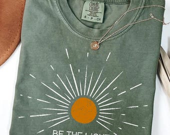 Komfortfarben ""Be The Light"" christliches T-Shirt."