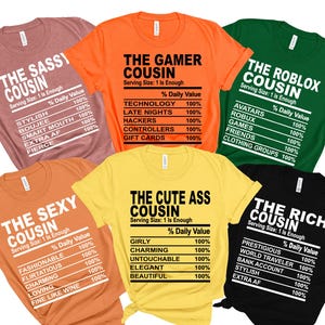 Puede incluir: Seis camisetas coloridas con texto blanco. Cada camiseta tiene una frase diferente, como "The Sassy Cousin" o "The Gamer Cousin", con un dise&ntilde;o de estilo de etiqueta de informaci&oacute;n nutricional que enumera cualidades.