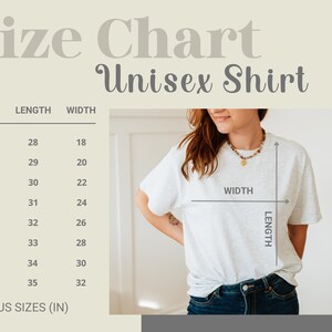 Puede incluir: Tabla de tallas para una camiseta unisex, con medidas en pulgadas. La tabla incluye tallas S a 5XL, con las dimensiones de largo y ancho correspondientes. Una persona lleva la camiseta, con flechas que indican largo y ancho.