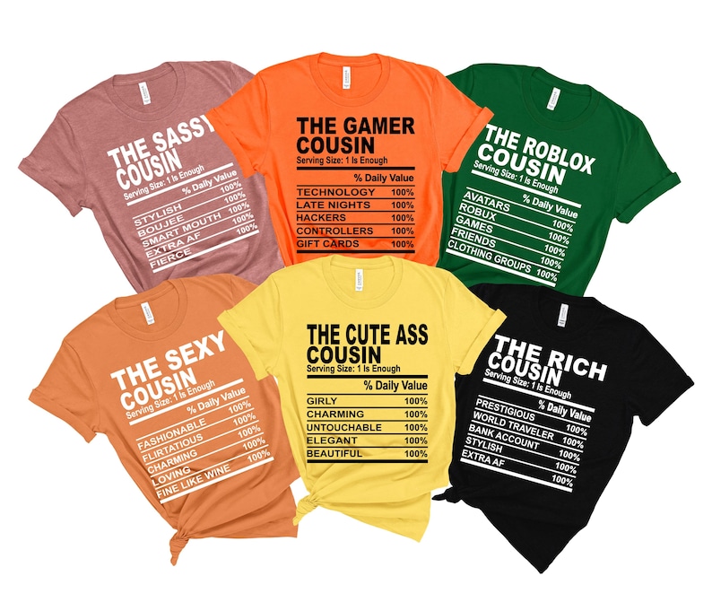 Puede incluir: Seis camisetas coloridas con texto blanco. Cada camiseta tiene una frase diferente, como "The Sassy Cousin" o "The Gamer Cousin", con un dise&ntilde;o de estilo de etiqueta de informaci&oacute;n nutricional que enumera cualidades.