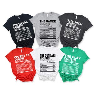 Puede incluir: Seis camisetas de manga corta en varios colores, incluyendo negro, gris, rojo, blanco y verde. Cada camiseta presenta un dise&ntilde;o y texto diferente, como "The TikTok Cousin" y "The Gamer Cousin".