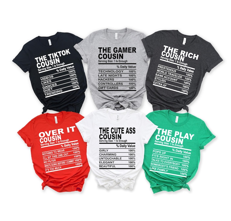 Puede incluir: Seis camisetas de manga corta en varios colores, incluyendo negro, gris, rojo, blanco y verde. Cada camiseta presenta un dise&ntilde;o y texto diferente, como "The TikTok Cousin" y "The Gamer Cousin".