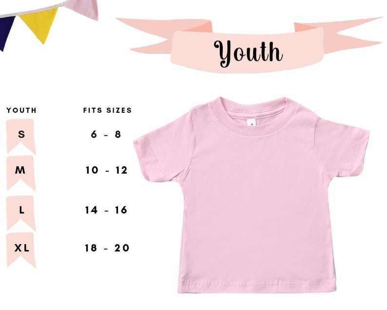 Puede incluir: Una camiseta rosa claro para ni&ntilde;os con mangas cortas. La palabra "Youth" se muestra en una pancarta encima de la camiseta. Una tabla de tallas muestra las tallas S, M, L y XL con los rangos de edad.