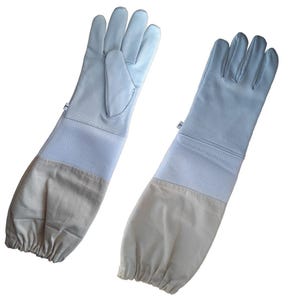 Puede incluir: Un par de guantes de apicultura azul claro y beige. Los guantes tienen la palma y los dedos de cuero azul claro, con una sección de malla blanca y mangas de tela beige. Las mangas están fruncidas en la muñeca.