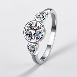 Förlovningsring med liten rundslipad moissanit och diamanter, 925 massivt silver, eleganta minimalistiska smycken för kvinnor