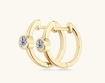 4 mm rund Moissanite Bezel Set Creolen Ohrring, Latch Back Solitaire Ohrringe für Frauen, Lab Diamond Zierliche Hoop Ohrringe Geburtstagsgeschenk