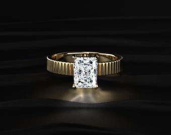 Peut inclure: Une bague en or avec un grand diamant rectangulaire en pierre centrale. La bande a un design texturé et nervuré. La bague est mise en valeur sur un fond sombre drapé, soulignant l'éclat du diamant.