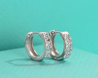 Lab Diamond Huggie Hoops, massief 925 zilveren moissaniet mini-hoepels, slaper oorbellen, vergrendeling terug minimalistische sieraden, huwelijkscadeau voor haar
