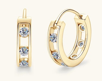 Moissanite Bezel Set Ohrringe, 2.5 mm Rundschliff Lab Diamant Handgemachte Creolen für Frauen, Verlobung Geschenk Creolen