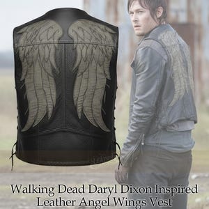 Puede incluir: Chaleco de cuero negro con diseño de alas de ángel grises en la espalda. El chaleco tiene detalles de cordones en los laterales. El texto de la imagen dice "Walking Dead Daryl Dixon Inspired Leather Angel Wings Vest."