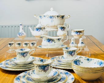 Juego de vajilla de porcelana fina Royal Albert Moonlight Rose – Rosas azules, ribete de oro de 22 quilates