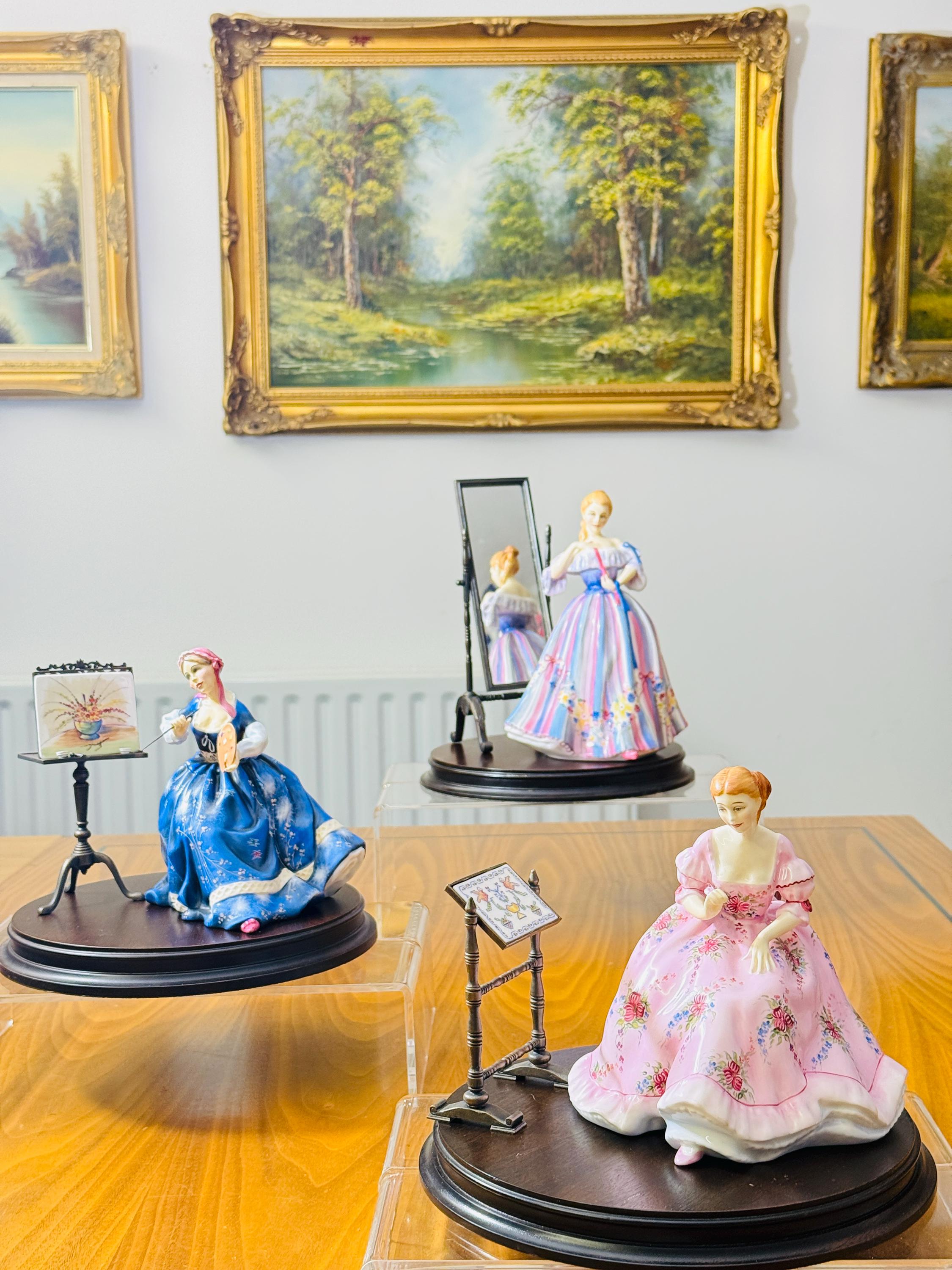 ロイヤルドルトンの人形 ボーンチャイナ製 ヒラリーまたは、スイートローズ。 Royal Albert Lady Carlyle Tea Set: Bone China, Pink Floral, Gold