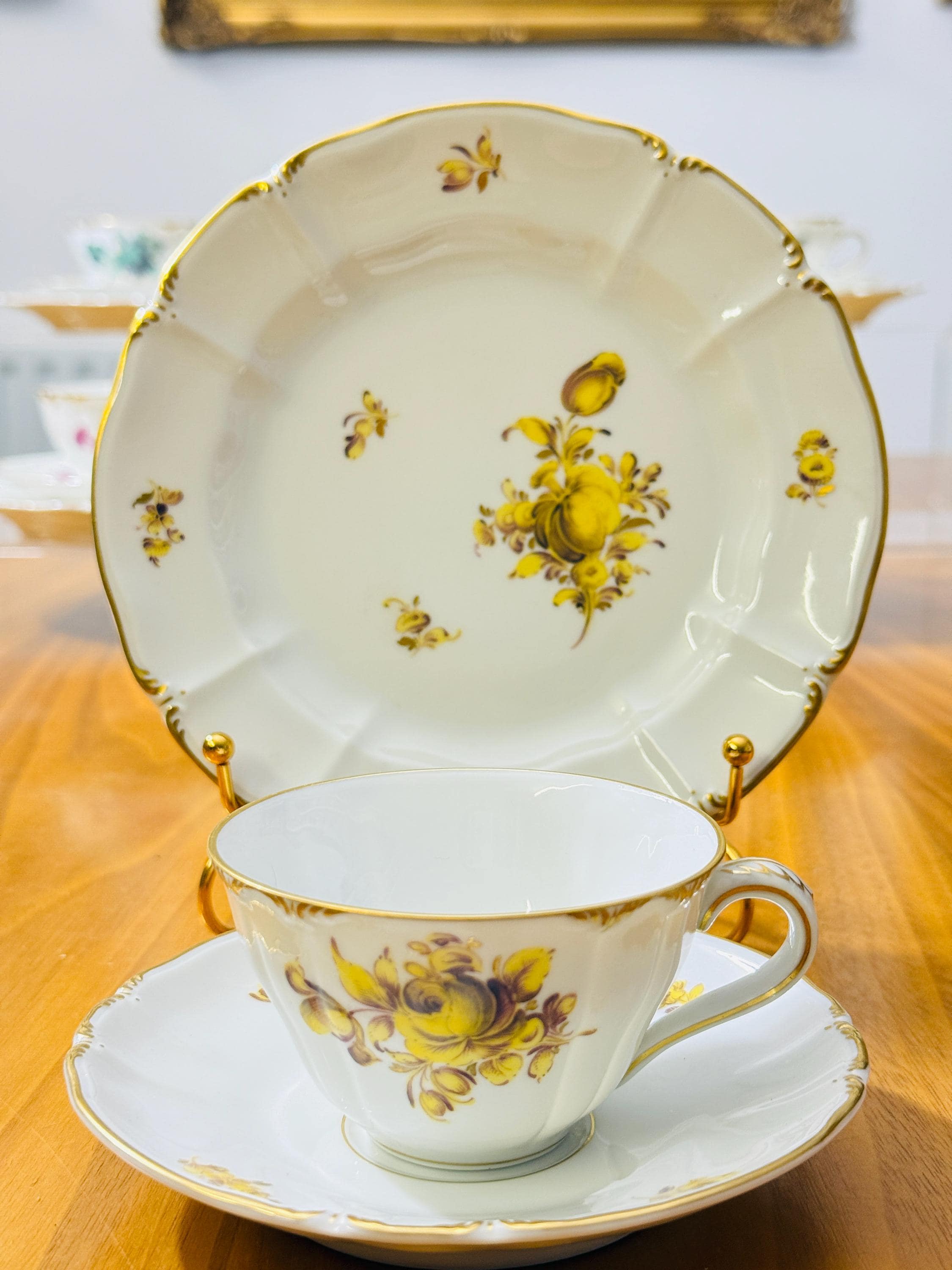 ヴィンテージ ニンフェンブルク磁器ティーカップ 3個セット – 手描き花