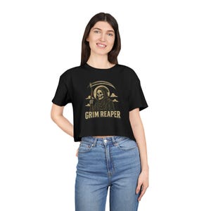 Horror-Themed Crop Tee for Women, Creepy Graphic Cropped T-Shirt, Halloween Horror Clothing, Gothic Women&#39;s Top, Scary Movie Fan Gift,