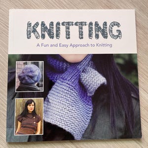 Può includere: Copertina di un libro con il titolo "Knitting: A Fun and Easy Approach to Knitting". La copertina presenta foto di articoli a maglia, tra cui un cappello, una sciarpa e un maglione.