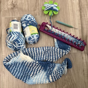 Tabla de tejer rectangular de plástico morado, ideal para cuellos, punto doble y punto retorcido, incluye gancho e hilo, en buen estado.