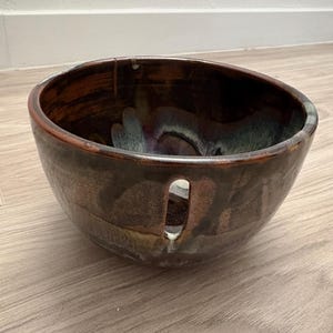 Vintage Keramisk Garnskål - Handgjord, Gjuten och Handmålad - Stickning, Virkning - Brun, Ljusblå, Lila - Stengodslera - Liten Spricka