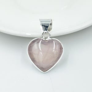 Colgante de cuarzo rosa en forma de corazón hecho a mano: colgante de plata de ley 925