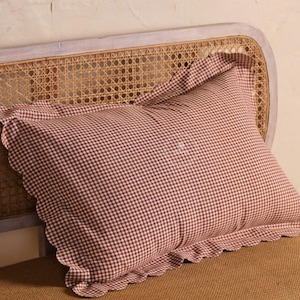 100 % bomullsgingham-kuddfodral med volang: Handgjort kuddfodral med linnetextur och volang, dekorativt örngott