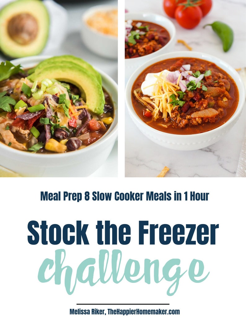 Op de afbeelding: Een gesplitste afbeelding met twee kommen chili, gegarneerd met avocado, kaas en zure room. De tekst "Stock the Freezer Challenge" wordt hieronder weergegeven en promoot maaltijdbereiding. De afbeelding bevat ook tomaten en een jalape&ntilde;o.