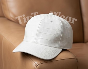 Boné de beisebol artesanal em couro de crocodilo, estilo streetwear de luxo.