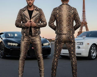 Può includere: Un completo a due pezzi con motivo a pelle di serpente, composto da giacca e pantaloni. La giacca ha una chiusura con cerniera e i pantaloni sono aderenti. L'outfit è marrone e nero. La Torre Eiffel e due auto di lusso sullo sfondo.