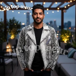 Peut inclure: Veste en cuir à motif peau de serpent noir et blanc, avec fermeture éclair et design motard classique avec col cranté. La veste a une coupe ajustée. Le texte "tip top wear" est visible dans l'image.