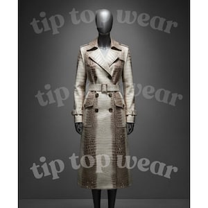 Könnte beinhalten: Ein langer, doppelreihiger Trenchcoat mit reptilienartigem Muster in Creme- und Brauntönen. Der Mantel hat einen Gürtel, Taschen und Knöpfe. Die Schaufensterpuppe trägt den Mantel vor grauem Hintergrund.