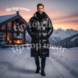 Può includere: Un lungo cappotto imbottito nero con collo alto e chiusura con bottoni. Il cappotto è indossato con una sciarpa nera, jeans blu scuro e stivali neri. Il testo "tip top wear" è visibile. Lo sfondo presenta un paesaggio innevato e una baita.