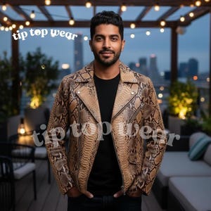 Puede incluir: Chaqueta de cuero marrón y beige con estampado de piel de serpiente y cierre de cremallera. La chaqueta tiene un estilo motero clásico con cuello con muescas y múltiples bolsillos. El texto "tip top wear" es visible.