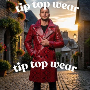 Puede incluir: Un abrigo rojo con estampado de piel de serpiente y diseño cruzado. El abrigo tiene un cuello ancho y está abotonado. El texto "tip top wear" está superpuesto en la imagen. El abrigo se lleva sobre una camisa negra.
